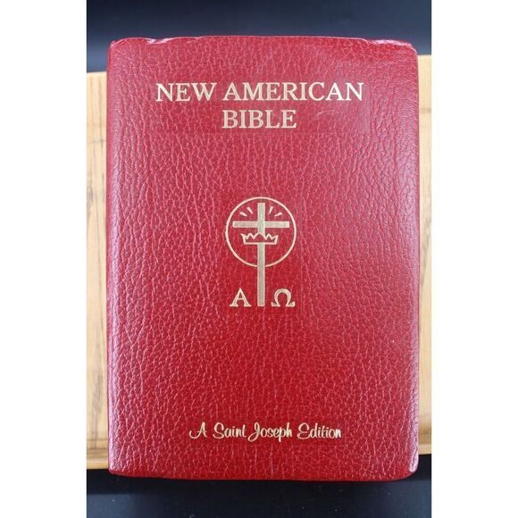 New American Bible- Red- Giant Print- Color Illustra- Saint Joseph Edition- EUC - Picture 1 of 9